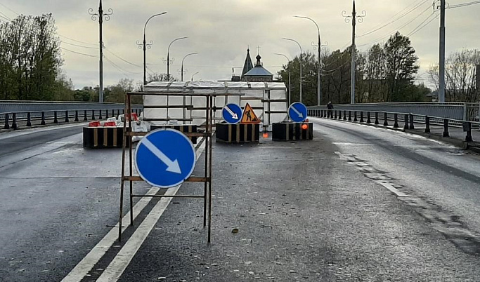 В Твери изменят схему движения на мосту через реку Тверцу