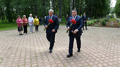 Рабочая поездка Игоря Рудени в Калязин началась с возложения цветов