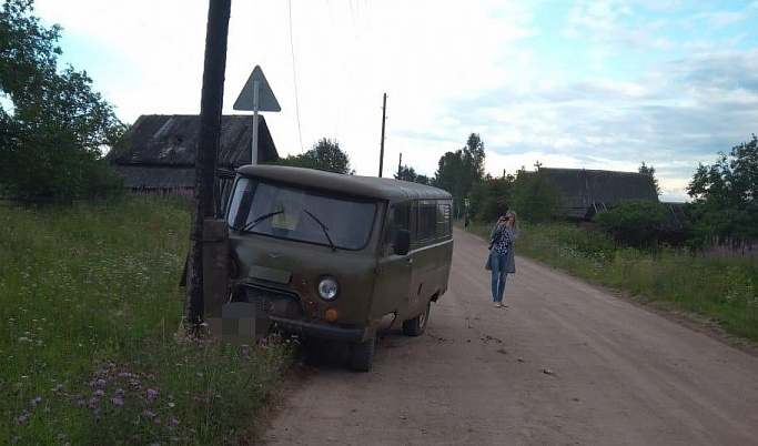 Буксируемый «УАЗ» врезался в столб в Тверской области