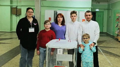 Жители Тверской области приходили на избирательные участки семьями