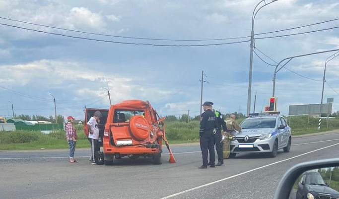 В Зубцовском районе автомобиль смяло после аварии