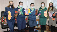 В Тверской области осужденные связали для детей теплые носки в подарок на Новый год