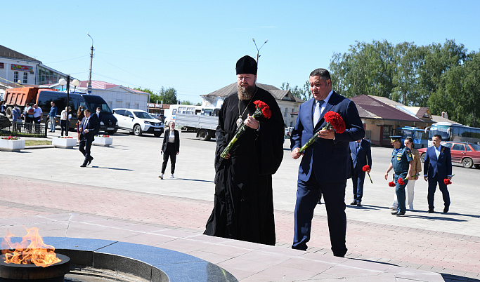 Игорь Руденя возложил цветы к Обелиску Победы в Бежецке