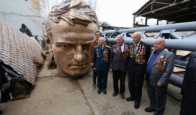 Тверские ветераны посетили литейный цех, где создается скульптура солдата Ржевского мемориала