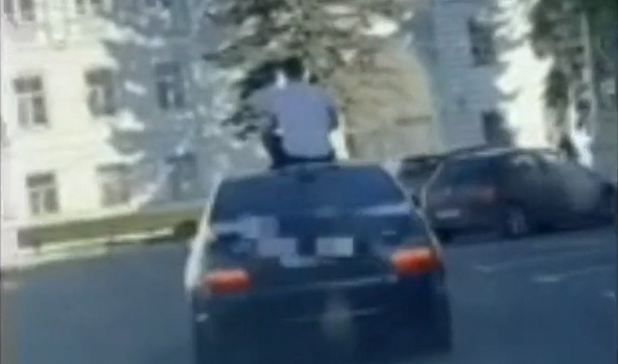 В Твери оштрафовали водителя, чей пассажир ехал на крыше автомобиля
