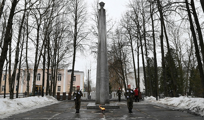 В Лихославле Игорь Руденя возложил цветы к Обелиску Победы