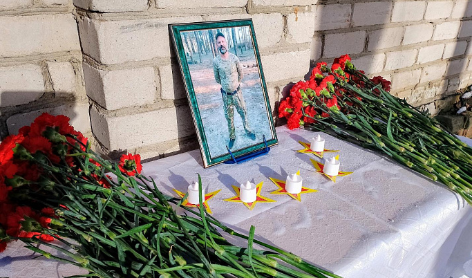 В Кимрах открыли мемориальную доску в честь погибшего на СВО сапера Александра Тихомирова