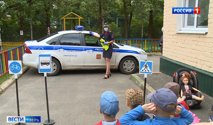 В Твери сотрудники Госавтоинспекции проводят уроки безопасности для детей