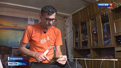 Семейное ремесло с вековой историей: житель Андреапольского района плетет рыболовные сети 