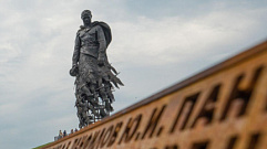 На Ржевском мемориале в День государственного флага развернут триколор