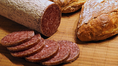 В Твери в гипермарките продавали свиную колбасу с ДНК курицы и сои