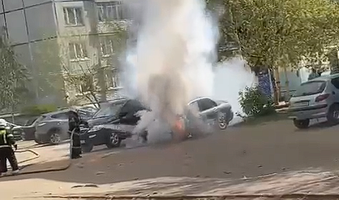 На улице Седова в Твери загорелся автомобиль 