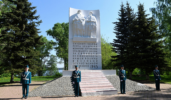 В Калязине Игорь Руденя возложил цветы к Обелиску воинам, павшим в годы Великой Отечественной войны