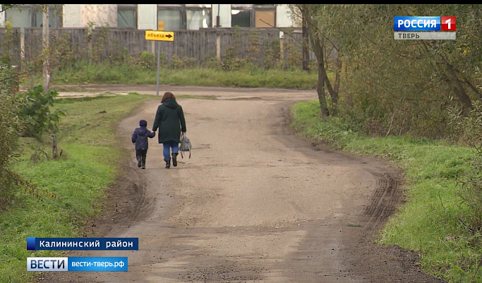 В Тверской области фуры разбивают дорогу в деревне