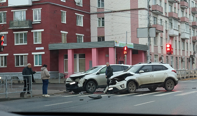 Два кроссовера столкнулись в Пролетарском районе Твери