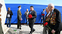 Губернатор Игорь Руденя возложил цветы к закладному камню на месте строительства Ржевского мемориала