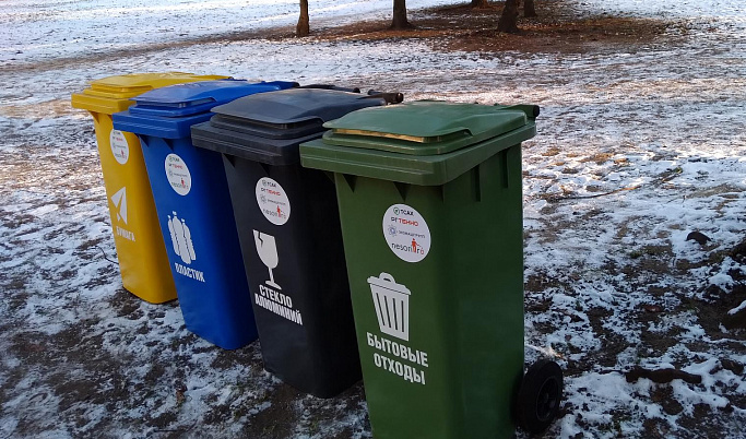 Для раздельного сбора мусора в общественных зонах Твери установили емкости 4 цветов 