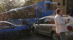 На Смоленском переулке в Твери столкнулись три автомобиля
