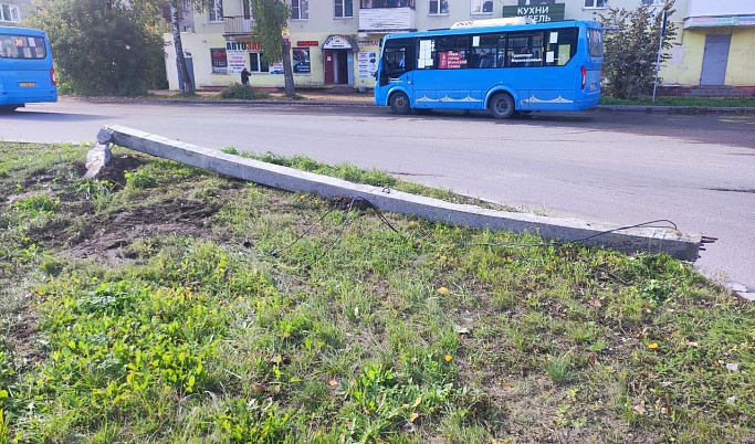 В Тверской области водитель снес опору освещения на большой скорости