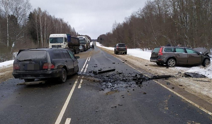 Два человека погибли в лобовом столкновении автомобилей в Тверской области
