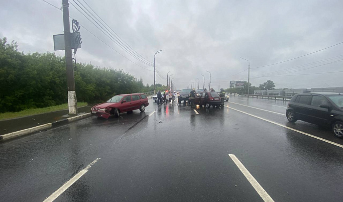 Три автомобиля столкнулись на встречке на Восточном мосту в Твери
