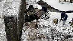 Автомобиль слетел с моста в Тверской области