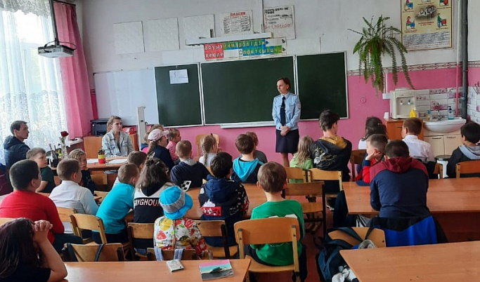 В Торжокском районе полицейские и общественники провели беседы со школьниками