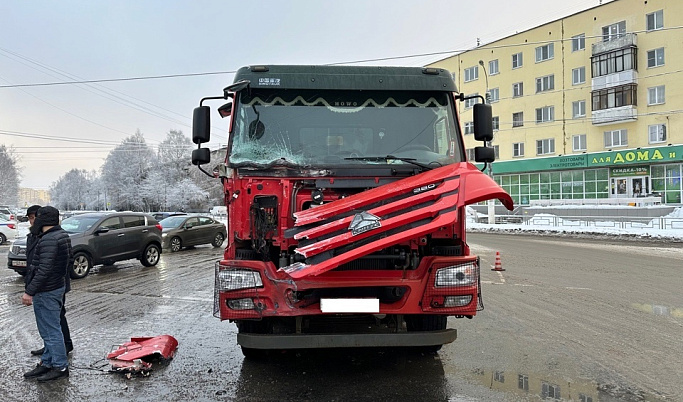 В Твери в ДТП с автобусом и самосвалом пострадали три человека