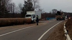 В Тверской области выпавшая из грузовика труба стала причиной ДТП