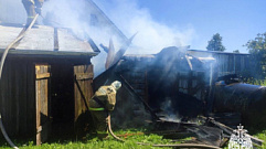 В Тверской области пожарные потушили огонь в бане