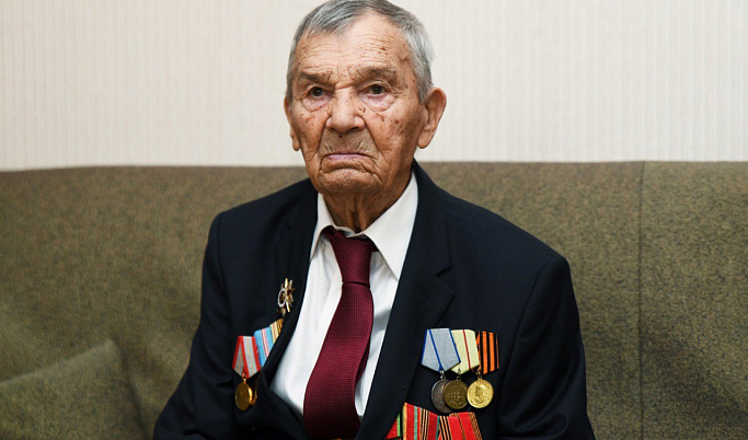 В Тверской области ветеран и участник Сталинградской битвы Арсений Сухопаров отмечает 101-летие