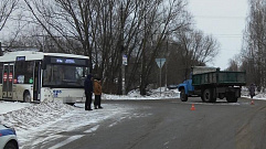 Грузовик врезался в автобус в Твери