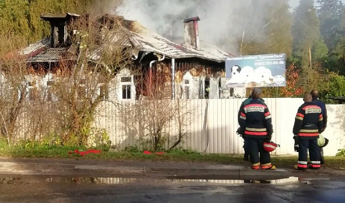 На территории питомника алабаев в Конаково сгорел столетний дом