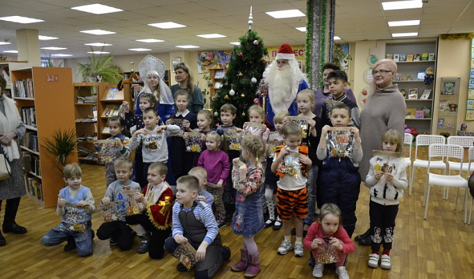 В Торжокской детской библиотеке прошла предновогодняя семейная встреча