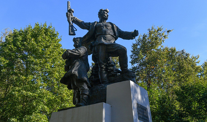 Игорь Руденя возложил цветы к памятнику партизанам Великой Отечественной войны в Осташкове