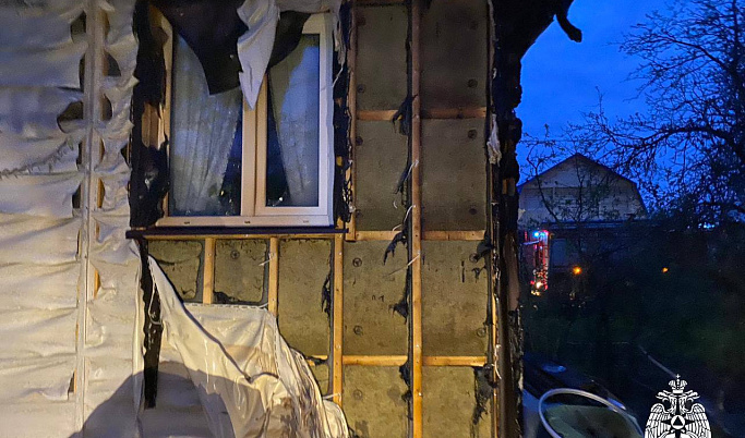 Пожарные за 30 минут потушили горящую постройку в Тверской области