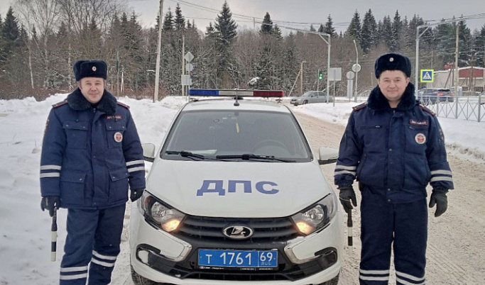 В Тверской области полицейские пришли на помощь попавшей в ДТП женщине