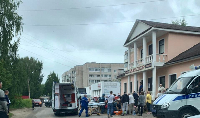 В Торжке погиб человек при обрушении крыльца магазина