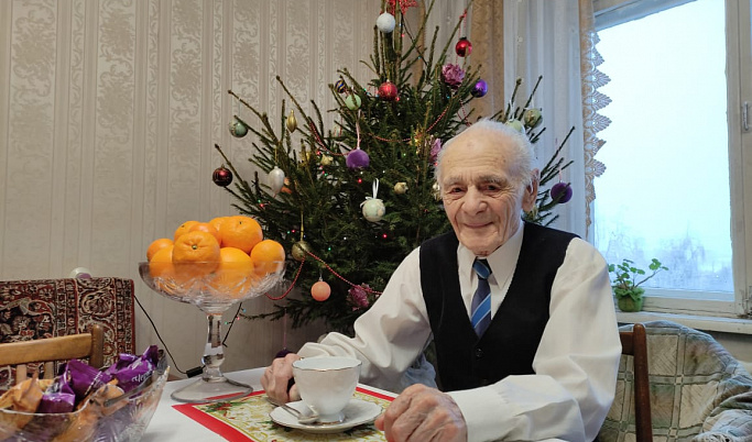 Игорь Руденя поздравил с 95-летием ветерана Ашота Смбатовича Оганесова