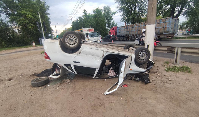 В Твери после ДТП на Московском Шоссе опрокинулся автомобиль