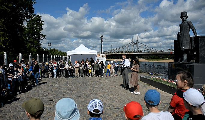 В Пушкинский день в Твери у памятника поэту читали стихи
