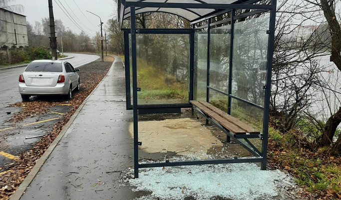 В Тверской области вандалы разбили стекла на остановках
