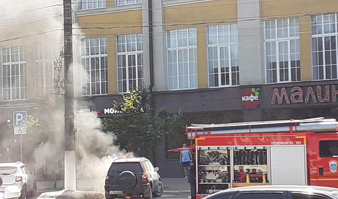 На проспекте Победы в Твери загорелось авто