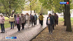 В Твери пенсионеры активно занимаются скандинавской ходьбой