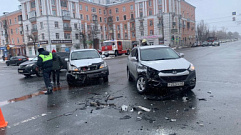 В Твери столкнулись два автомобиля на площади Терешковой