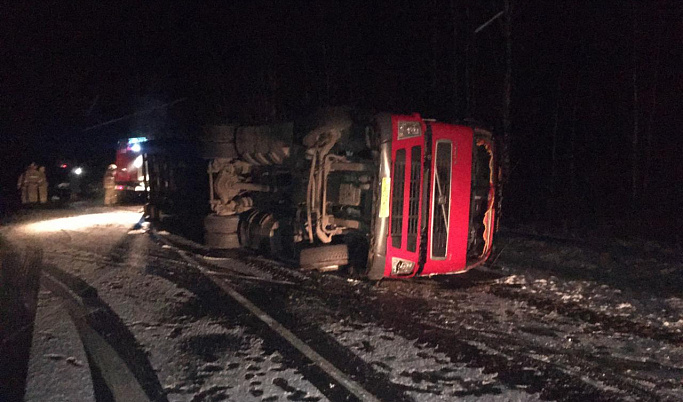 На М-9 в Тверской области опрокинулся грузовик