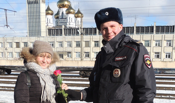 На железнодорожном вокзале в Твери полицейские поздравляют женщин с 8 марта