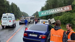 Две легковушки и грузовик попали в ДТП в Тверской области 