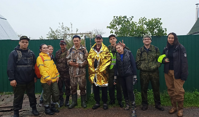 В Тверской области ночью в лесу нашли потерявшихся грибника и собаку