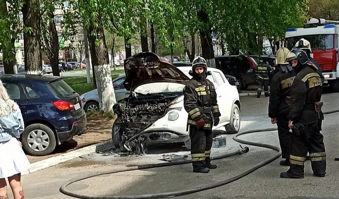 В Твери на проспекте Чайковского вспыхнула иномарка